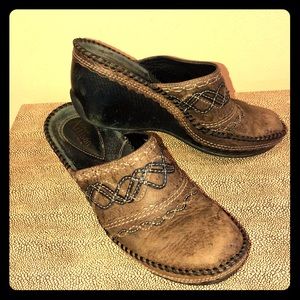 Clark’s Artisan Collection Brown Rustic Clogs